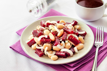 Beetroot salad with white kidney beans, pickles and onion