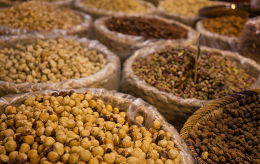 Bandejas en mercado ambulante de frutos secos