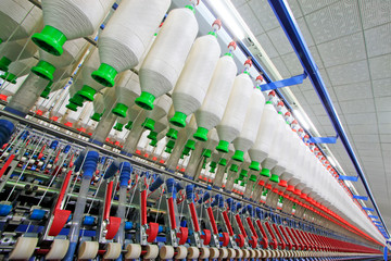 Spinning machinery parts and cotton yarn in the factory