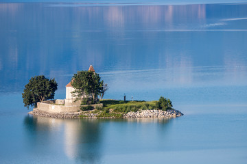 Le lac de Serre-Ponçon, la chapelle Saint-Michel du XIIe siècle sur l'îlot Saint-Michel