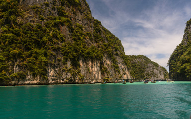 Pileh Bay : Paisaje de acantilados y laguna de agua verde esmeralda en  Phi Phi Leh ,  isla...