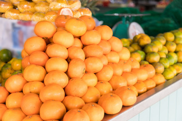Oranges pile put together with other type selling at the market