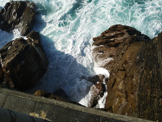 Rocas de mar golpeadas por el oleaje. 