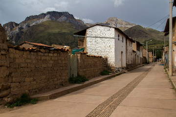 Fototapeta na wymiar Una strada nel villagio di Pitumarca, Cusco, Perù