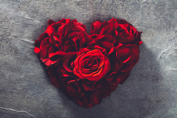Red roses in heart shape - obrazy, fototapety, plakaty