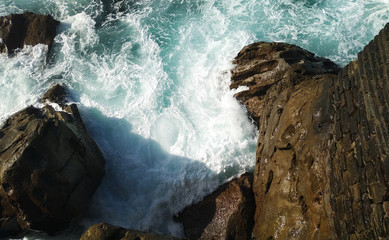 Rocas de mar golpeadas por el oleaje. 