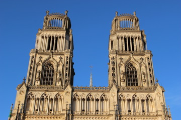 Fototapeta na wymiar Tours de la cathédrale d'Orléans 2
