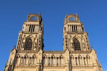 Fototapeta na wymiar Tours de la cathédrale d'Orléans 1