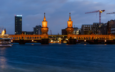 Fototapeta premium Bridge Oberbaum and Spree river in Berlin, Germany at night