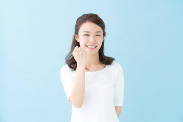 Fototapeta premium ガッツポーズ・女性・ブルーバック