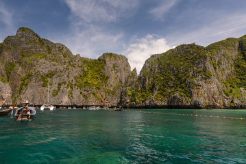 Naklejka premium Pileh Bay : Paisaje de acantilados y laguna de agua verde esmeralda en Phi Phi Leh , isla deshabitada a 1.5 km de Phi Phi Don. Islas Phi Phi ,KRABI, THAILAND 