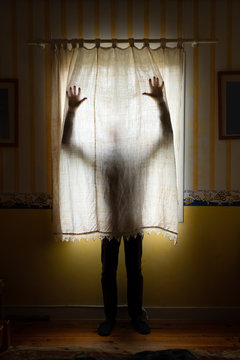 harc&egrave;lement harceler peur inconnu psychose intrus maison meurtre effrayant effrayer homme bras rideau chambre