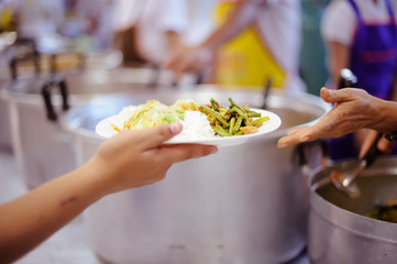 The nomadic hand received food donations from the hands of volunteers: the concept of sharing the giving