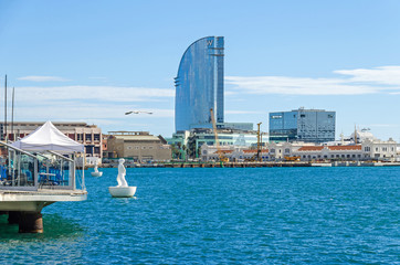 Naklejka premium Port Vell z Moll de Catalunya i W Barcelona