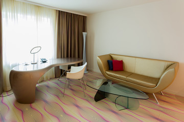 Schreibtisch und Sofa