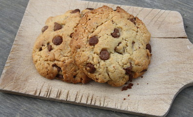 cookies aux pépites de chocolat sur planche en bois