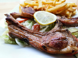 Delicious three grilled lamb chops served with fresh lettuce, tomatoes and homemade French fries.