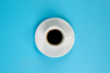 tazzina caffè su fondo azzurro