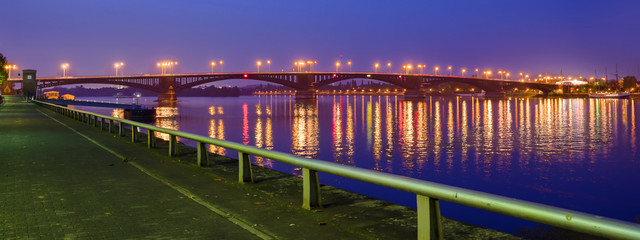 Panorama Rhein mit Theodor-Heuss-Brücke Mainz am Abend