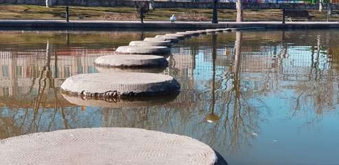 Camino de piedras sobre el agua de una laguna