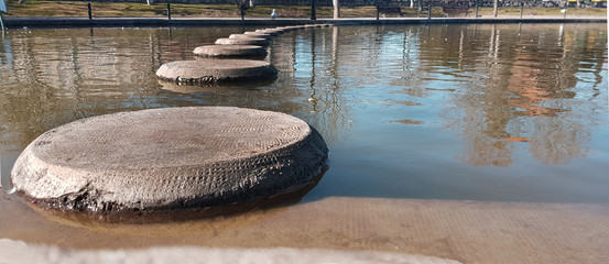 Camino de piedras sobre el agua de una laguna