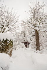 verschneite Gartenlandschaft