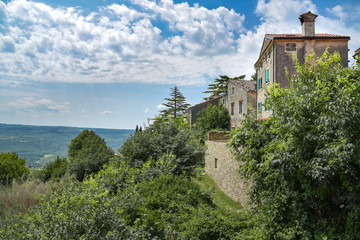 Fototapeta na wymiar Ansicht Dorf Groznjan mit Landschaft