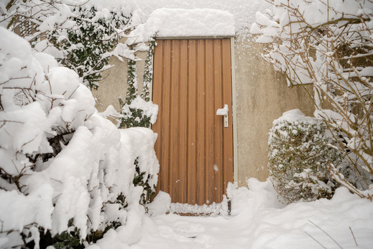 verschneite Gartenlandschaft