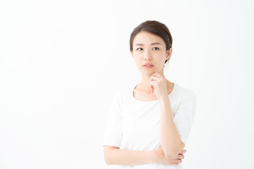 悩む女性