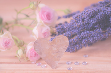 Herz mit Rosen und Lavendel, romantische Dekoration
