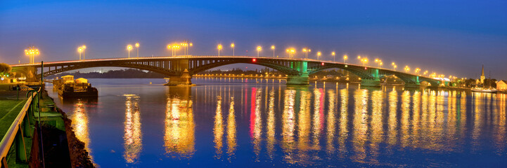 Fototapeta na wymiar Panorama Rhein mit Theodor-Heuss-Brücke Mainz am Abend