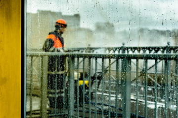 Arbeiter in Moskau auf der Brücke zum Gorki Park