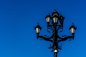 Fototapeta na wymiar Strassenlampe vor blauen Himmel in Moskau
