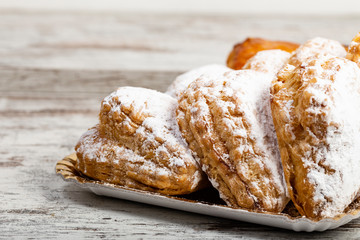 Cabaret di paste a sfoglia fresche con ripieno di crema e marmellata
