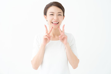ピース・若い女性