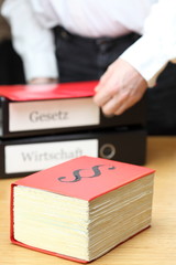 Arbeitsplatz mit Steuerunterlagen