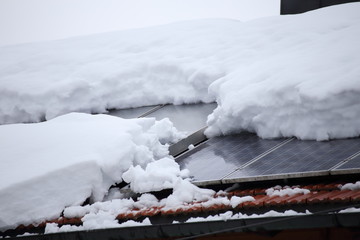 detail einer Schneelawine auf Solardach - 243342018
