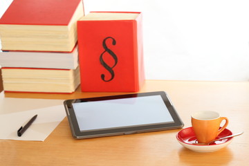 verschiedene Steuerordner am Schreibtisch