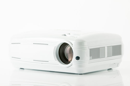Beamer vor weißem Hintergrund, Freisteller
