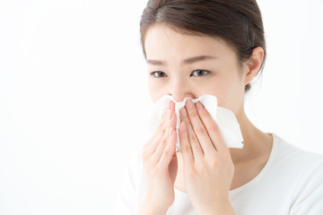 風邪・花粉症・テッシュを持つ若い女性