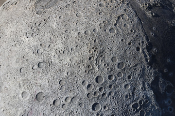 Naklejka premium Obraz kraterów na powierzchni księżyca.