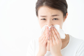 風邪・花粉症・テッシュを持つ若い女性