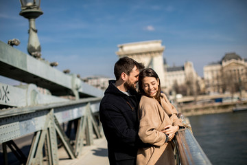 Fototapeta premium Loving couple on Chain bridge, Budapest