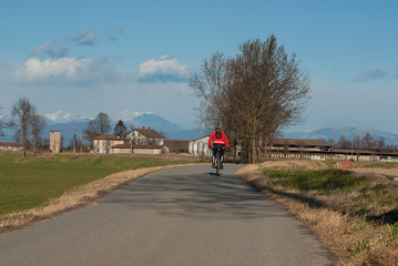 ciclista pedala in campagna