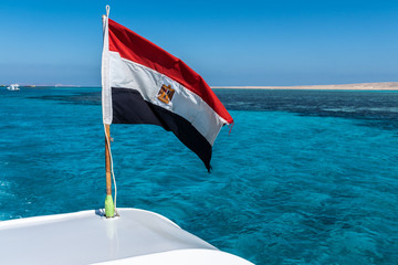 Ägyptische Flagge und Rotes Meer