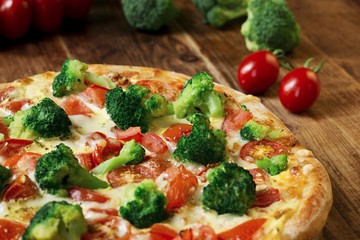 Pizza mit Brokkoli, Tomaten, Mozzarella und Sauce Hollandaise 