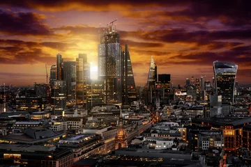 Fototapeten Sonnenaufgang hinter der City von London mit den modernen Wolkenkratzern und Bürogebäuden, Großbritannien © moofushi