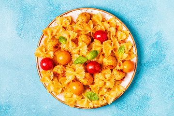 Pasta with meatballs and tomato sauce.