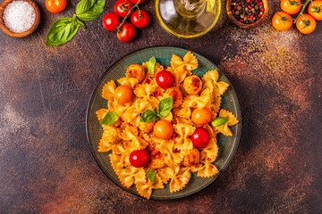 Pasta with meatballs and tomato sauce.