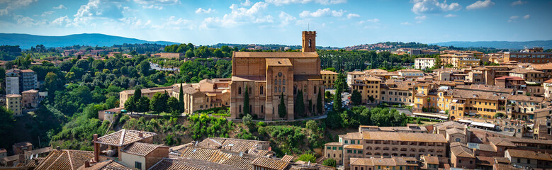 Vista sobre Siena con Domo y Campanario de Catedral de Siena o Duomo di Siena de Basílica di San Domenico. Italia. - obrazy, fototapety, plakaty